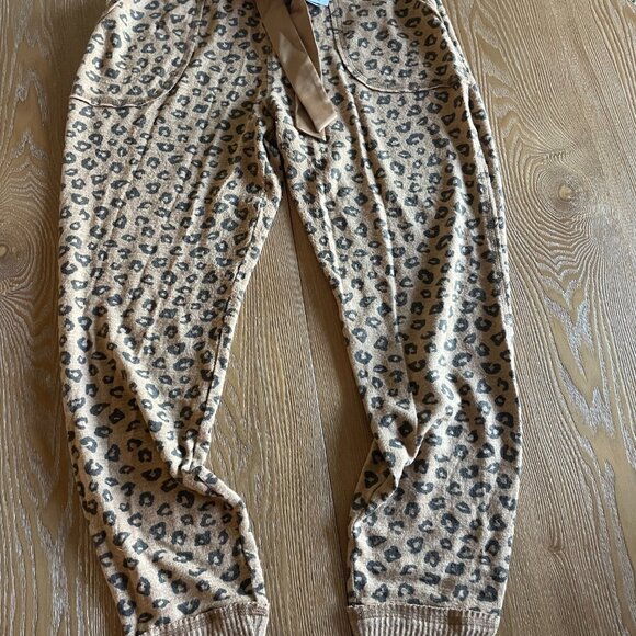 Abercrombie Leopard Joggers - Picture 1 of 2